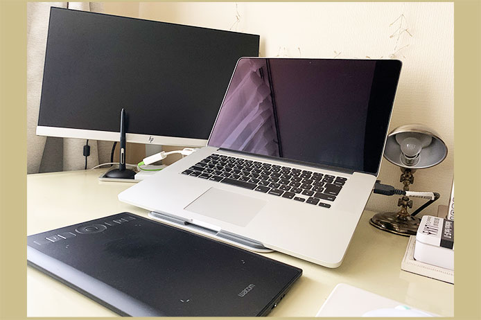 MacBook ProとLOEのスタンド